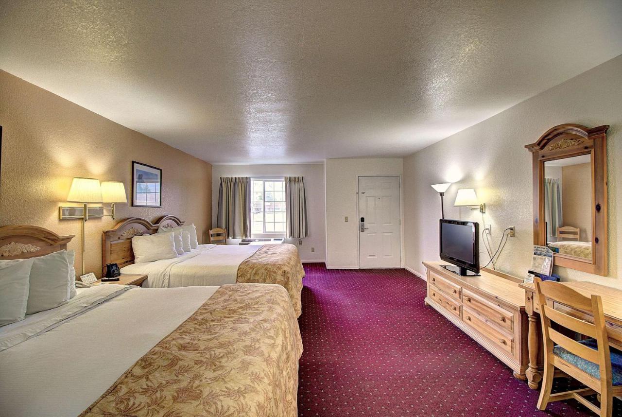 Days Inn & Suites By Wyndham Lolo Εξωτερικό φωτογραφία
