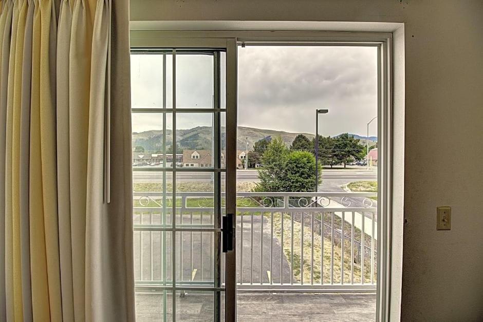 Days Inn & Suites By Wyndham Lolo Εξωτερικό φωτογραφία