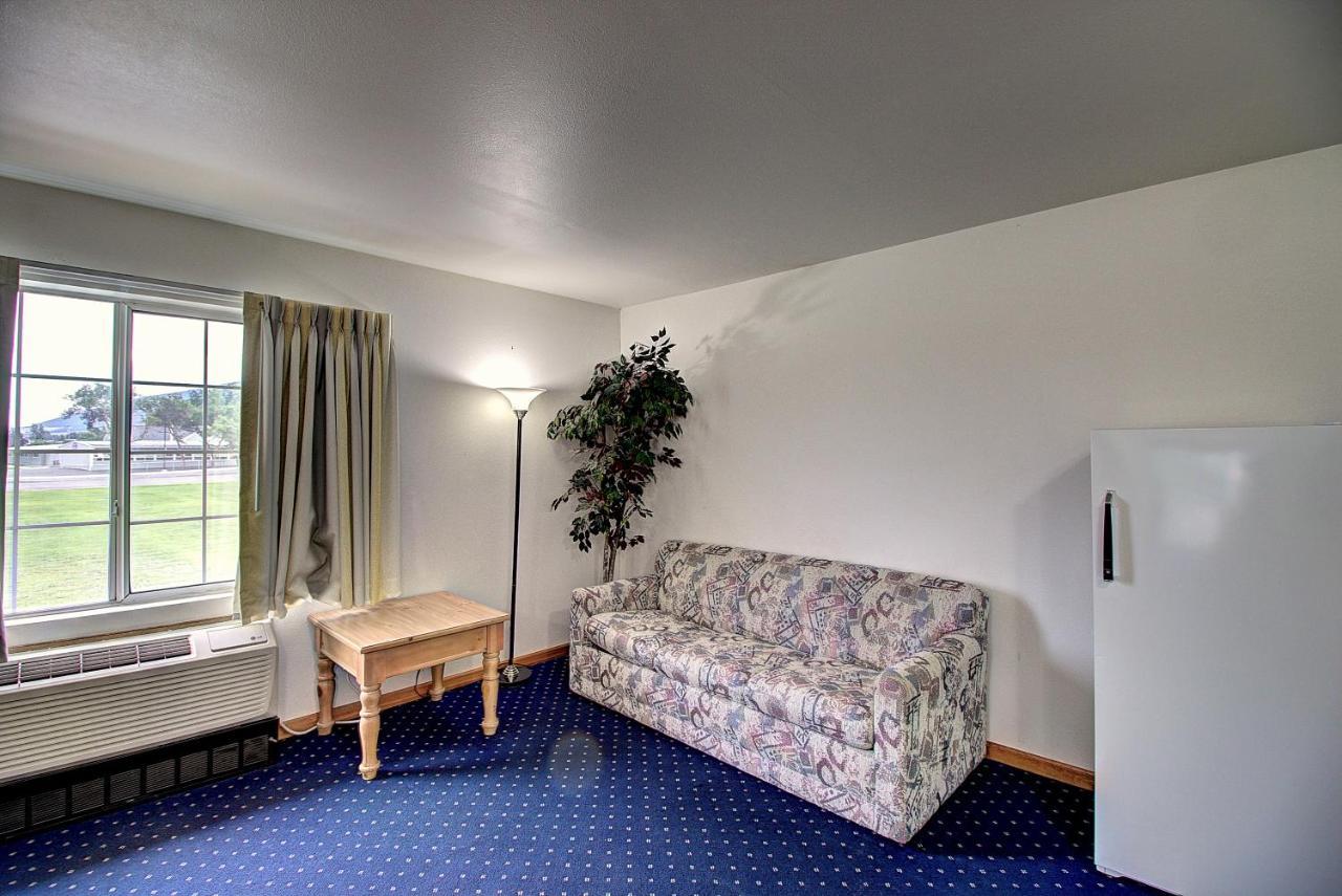 Days Inn & Suites By Wyndham Lolo Εξωτερικό φωτογραφία