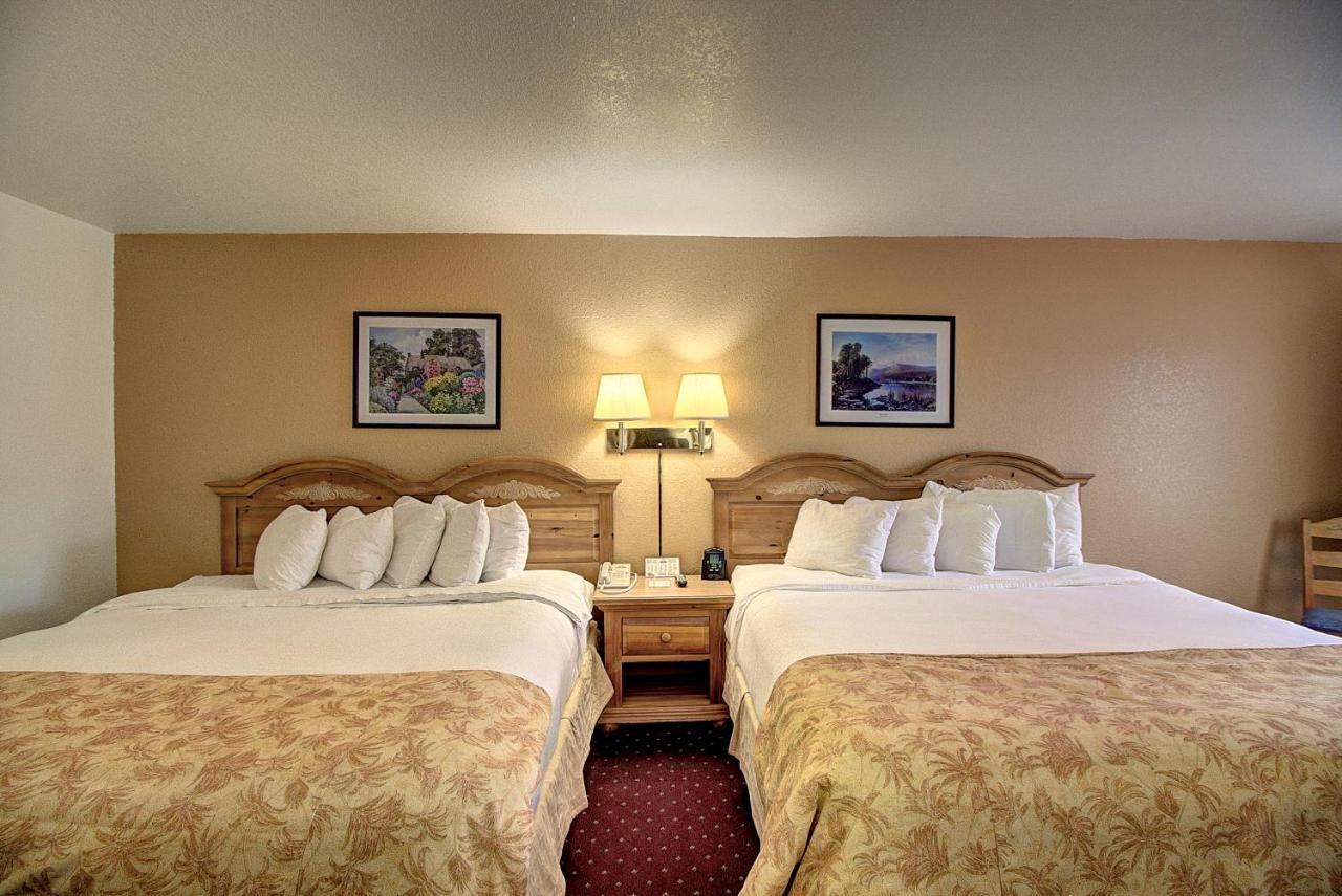 Days Inn & Suites By Wyndham Lolo Εξωτερικό φωτογραφία